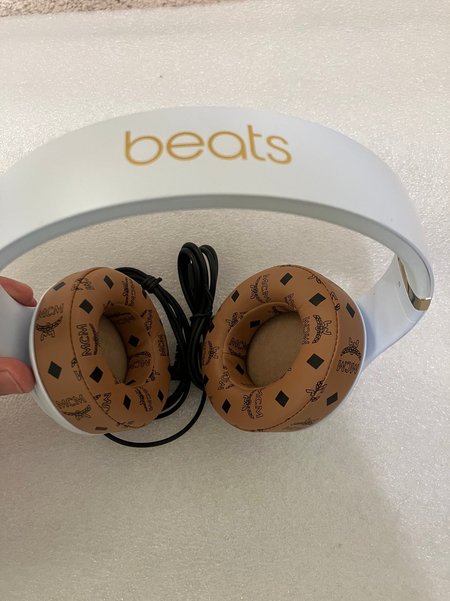 Beats Studio 3 Wireless ANC Headphones White MCM Limited Edition Cushion

Original Beats Studio 3 with unbranded MCM ear cushions 

Comes with aux cable and charger cable . In good working condition