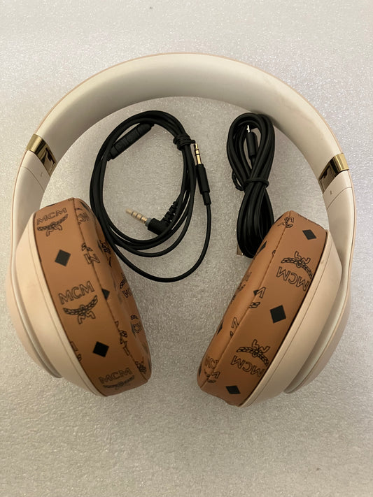 Beats Studio 3 Wireless ANC Headphones Desert Sand MCM Limited Edition Cushion

Original Beats Studio 3 with unbranded MCM ear cushions 

Comes with aux cable and charger cable . In good working condition