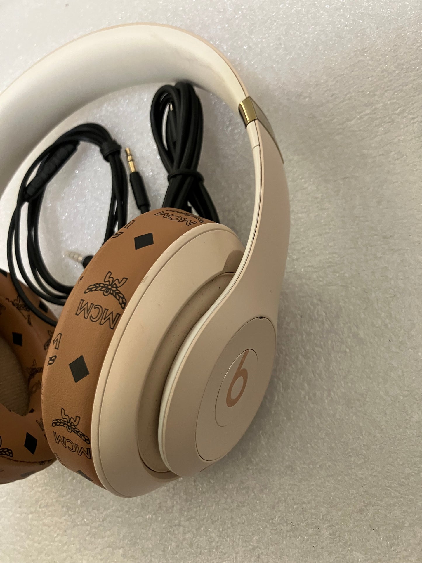 Beats Studio 3 Wireless ANC Headphones Desert Sand MCM Limited Edition Cushion

Original Beats Studio 3 with unbranded MCM ear cushions 

Comes with aux cable and charger cable . In good working condition