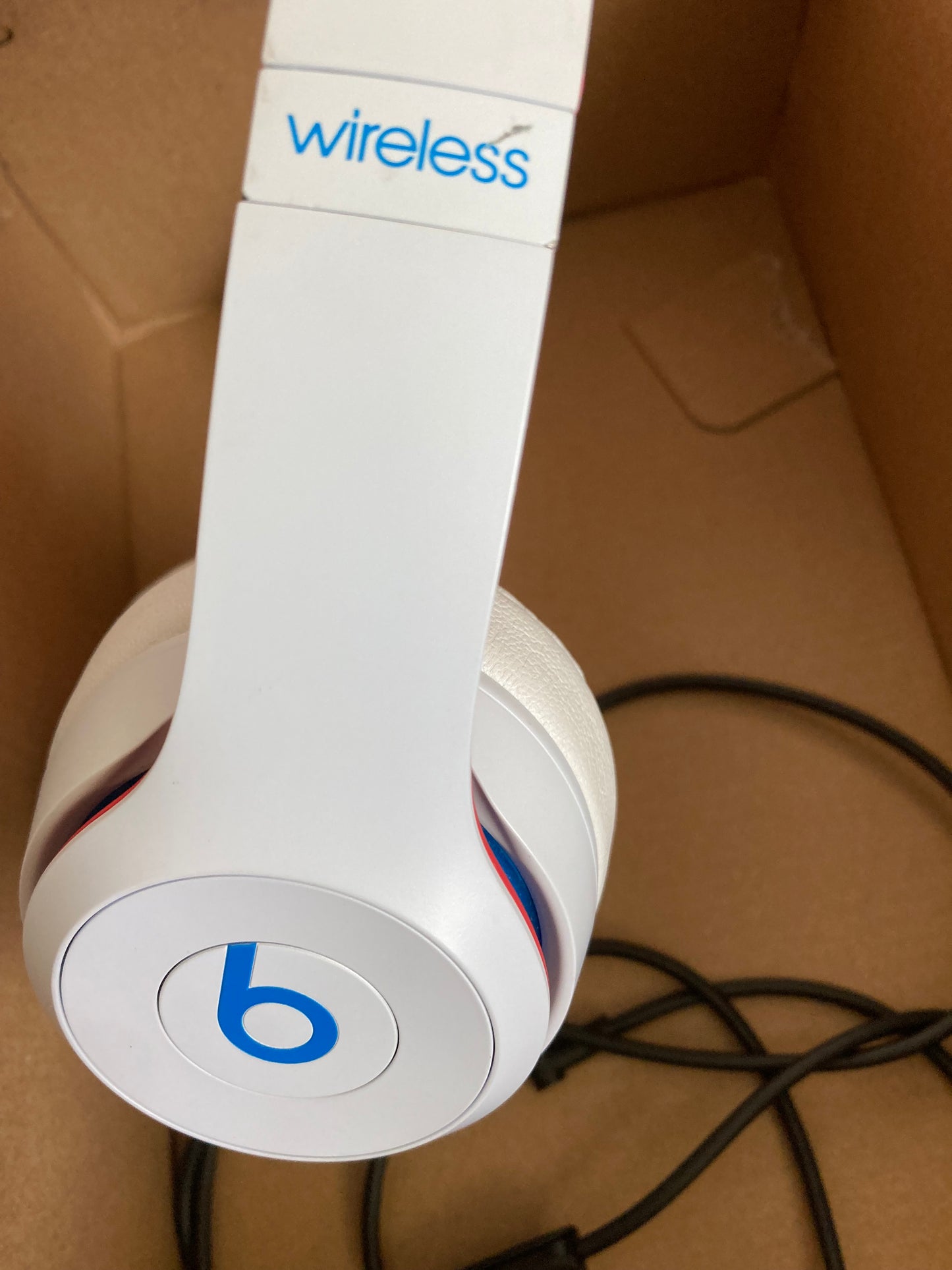 Beats by Dr Dre Solo3 Wireless On-Ear Headphones Limited Club Edition white red A1796

In used good condition . Tested and working perfect .  Comes with Aux cable and charger cable .