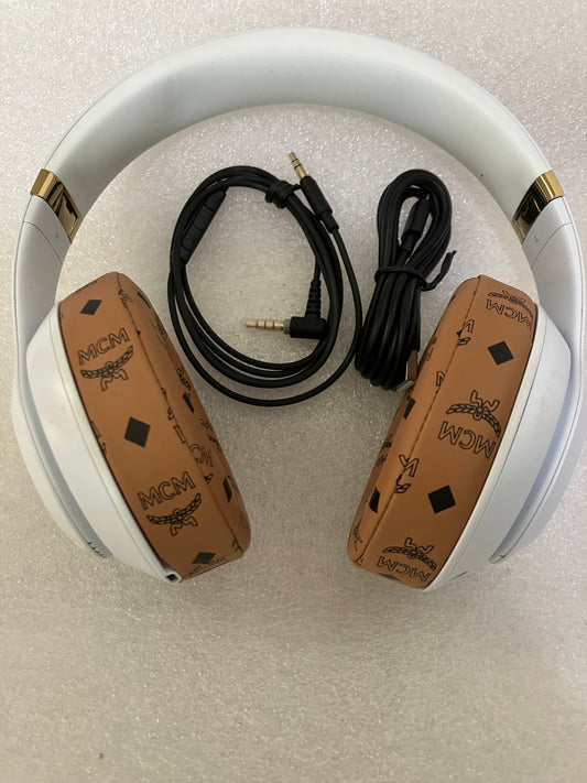 Beats Studio 3 Wireless ANC Headphones White MCM Limited Edition Cushion

Original Beats Studio 3 with unbranded MCM ear cushions 

Comes with aux cable and charger cable . In good working condition