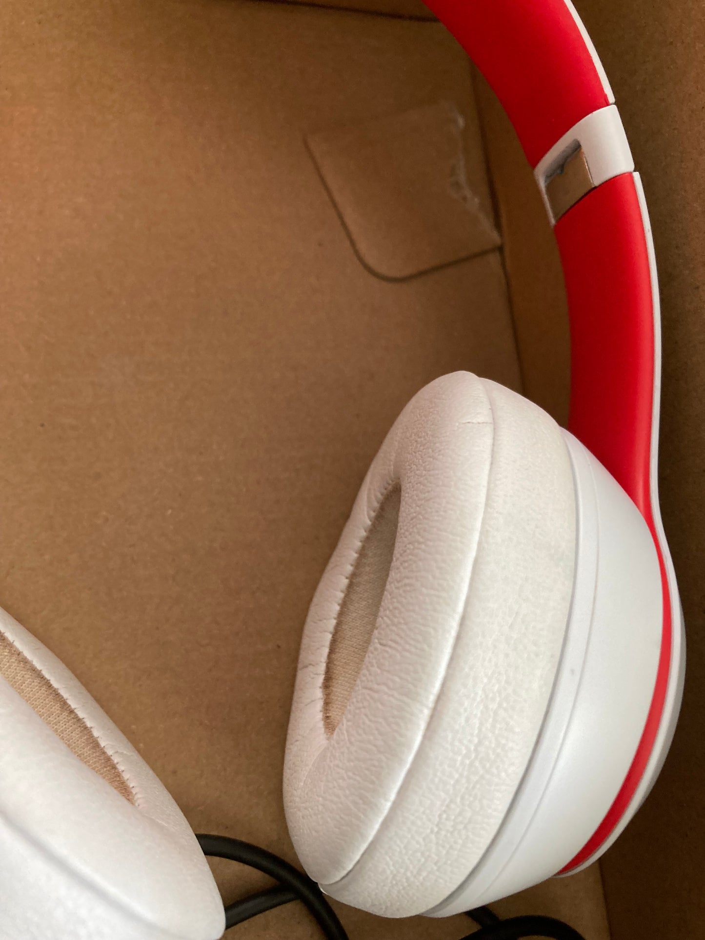 Beats by Dr Dre Solo3 Wireless On-Ear Headphones Limited Club Edition white red A1796

In used good condition . Tested and working perfect .  Comes with Aux cable and charger cable .