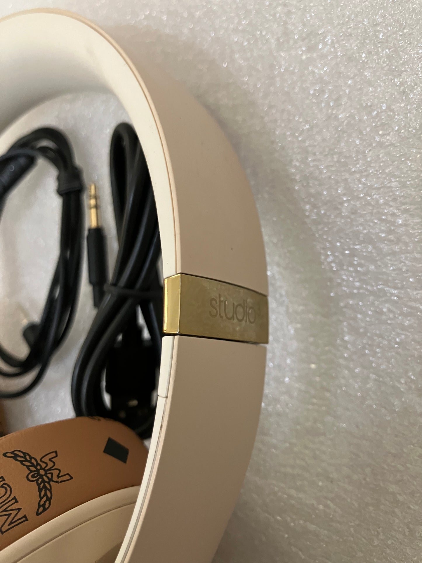 Beats Studio 3 Wireless ANC Headphones Desert Sand MCM Limited Edition Cushion

Original Beats Studio 3 with unbranded MCM ear cushions 

Comes with aux cable and charger cable . In good working condition