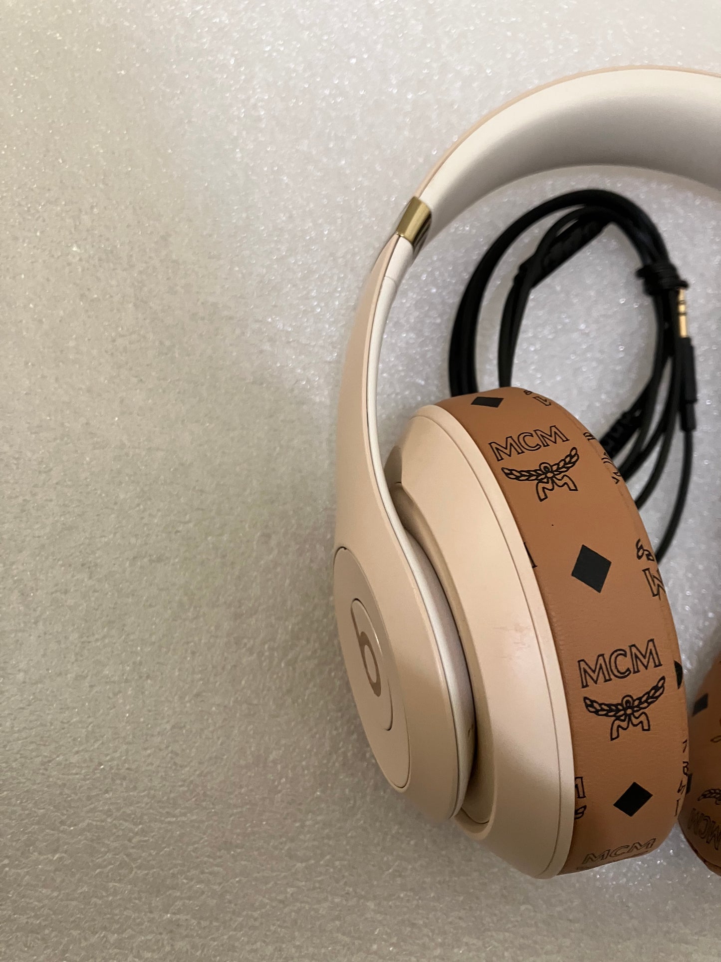 Beats Studio 3 Wireless ANC Headphones Desert Sand MCM Limited Edition Cushion

Original Beats Studio 3 with unbranded MCM ear cushions 

Comes with aux cable and charger cable . In good working condition