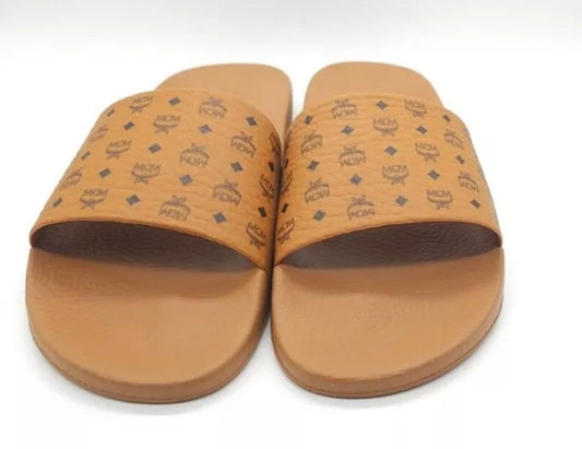 MCM Mens Monogram Logo Print Rubber Slides Sandals Cognac Authentic size 46 

Features & Dimensions:

These polyurethane slides feature the brand's signature logo pattern.
Thermoplastic polyurethane upper
Round toe
Slip-on style
Eva sole
Color: Cognac
Mad