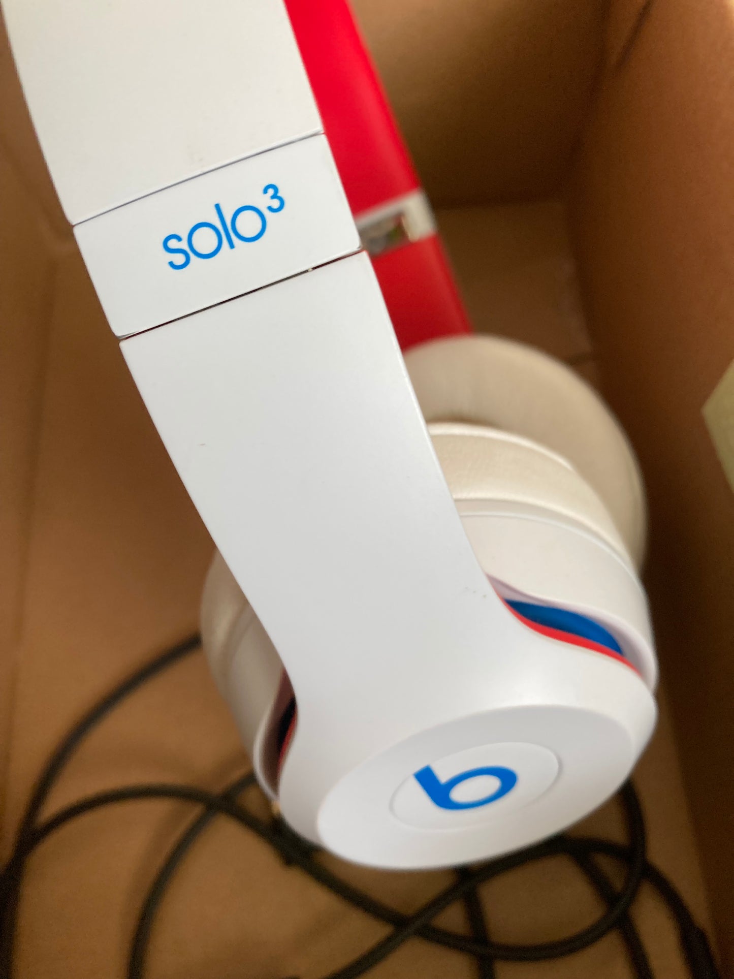 Beats by Dr Dre Solo3 Wireless On-Ear Headphones Limited Club Edition white red A1796

In used good condition . Tested and working perfect .  Comes with Aux cable and charger cable .