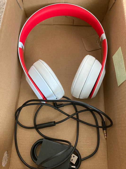 Beats by Dr Dre Solo3 Wireless On-Ear Headphones Limited Club Edition white red A1796

In used good condition . Tested and working perfect .  Comes with Aux cable and charger cable .