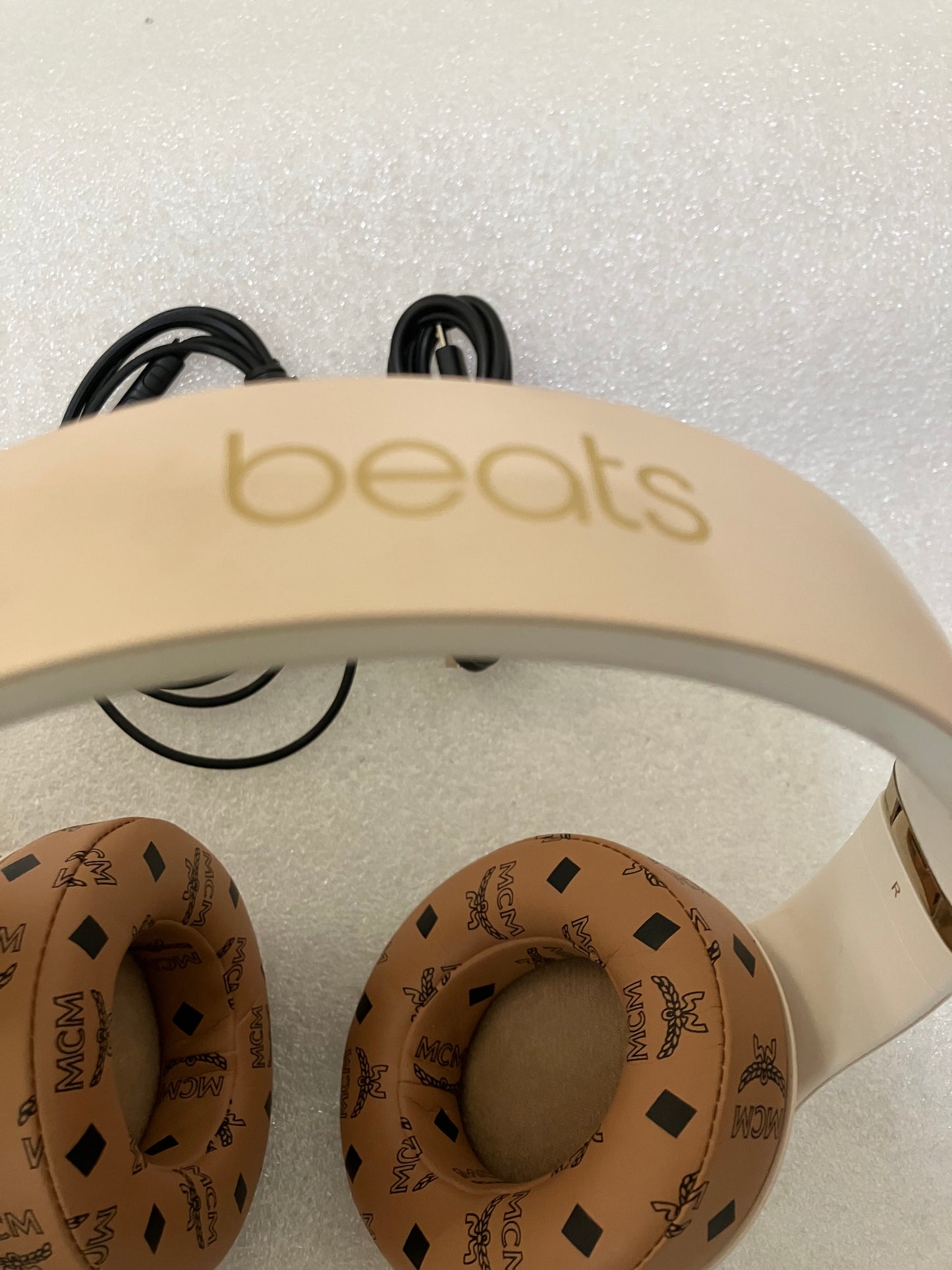 Beats Studio 3 Wireless ANC Headphones Desert Sand MCM Limited Edition Cushion

Original Beats Studio 3 with unbranded MCM ear cushions 

Comes with aux cable and charger cable . In good working condition