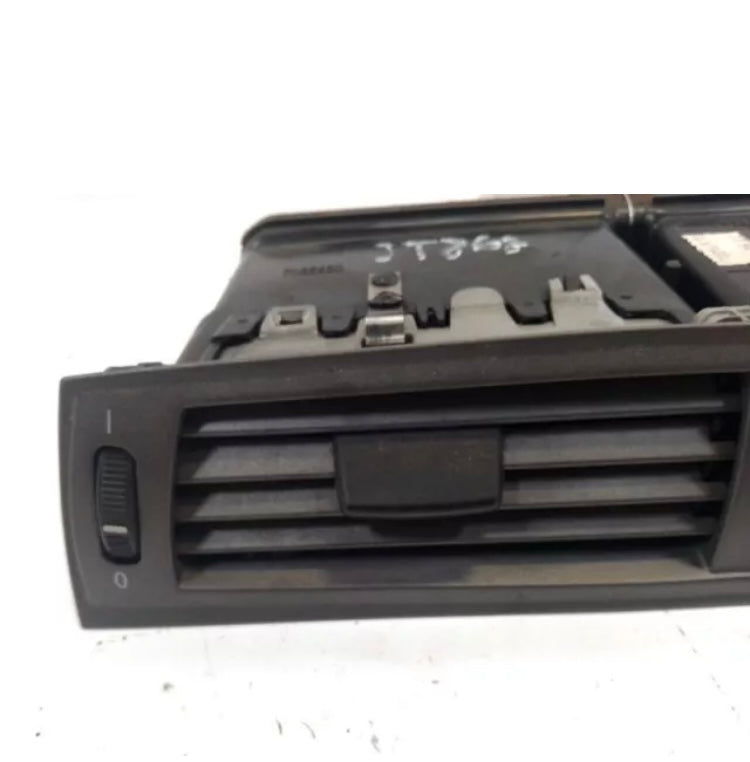 03-08 BMW E85 E86 Z4 Dashboard Fresh Center Air Vent A/C Grill Unit OEM Grey

In good working condition . 

Part : 7025630 , 01006601

Fits : 2003-2008 BMW z4 e85 e86 

DS